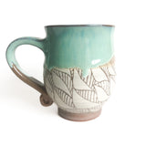 Tasse à anse motif feuilles